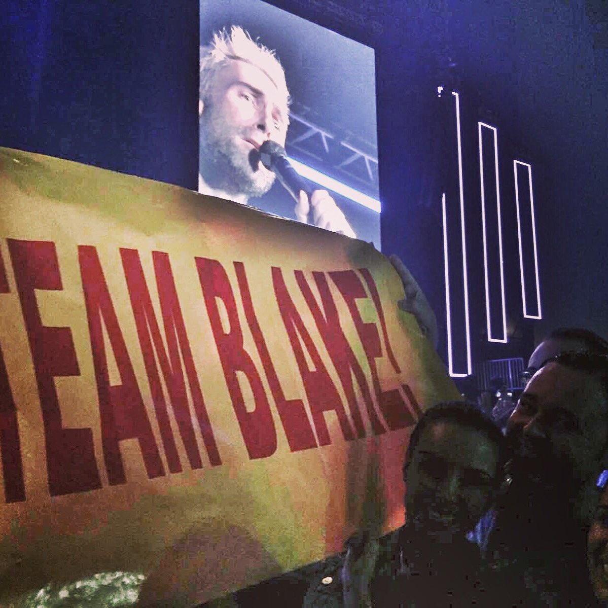 Vini_Netto's tweet photo. @blakeshelton @NBCTheVoice Because we are #TeamBlake all the time! [A little joke at Maroon 5 first Concert in BR] https://t.co/HYmHjnCOqX