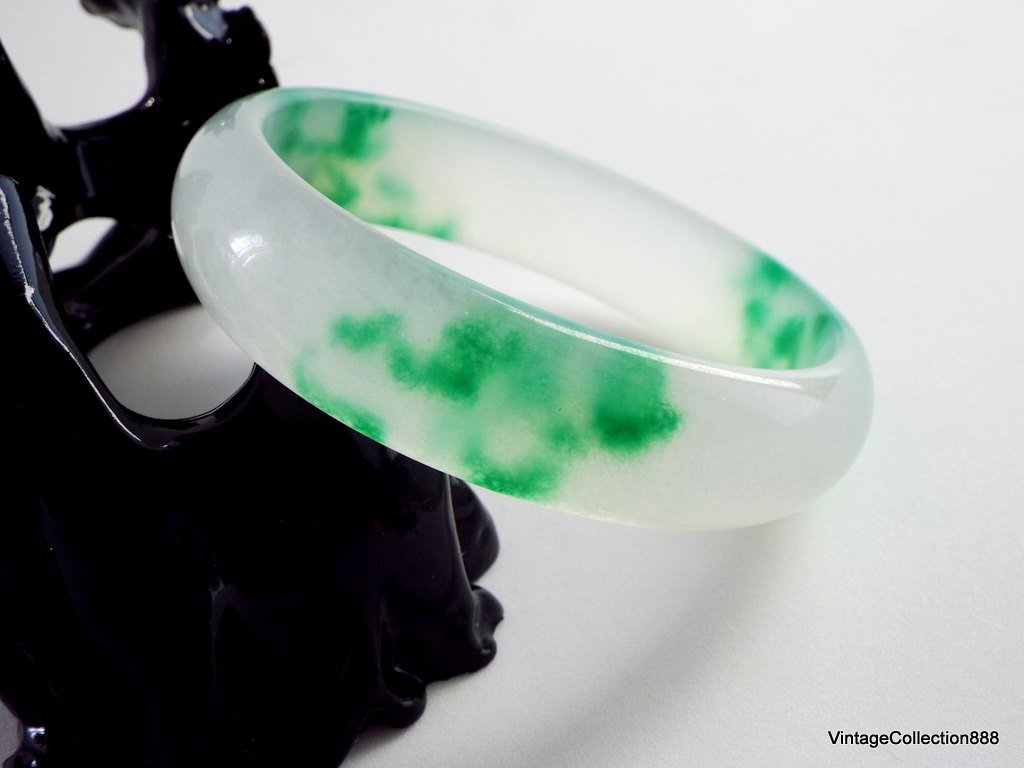 VCollection888's tweet photo. Jade Bangle green Jade 62 mm inside diameter. https://t.co/sFq9k5XGCF #etsy #FeiCui https://t.co/Nsl6gIU96o