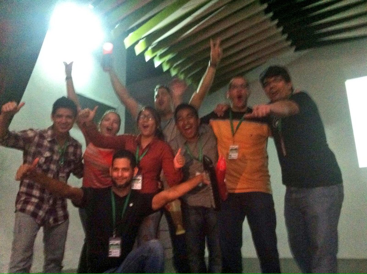 mava_riera's tweet photo. Team Celebrando... #ValenciaVenSW #ValenciaStartUpWeekend @decomarket3d https://t.co/XqDhZPnmMG