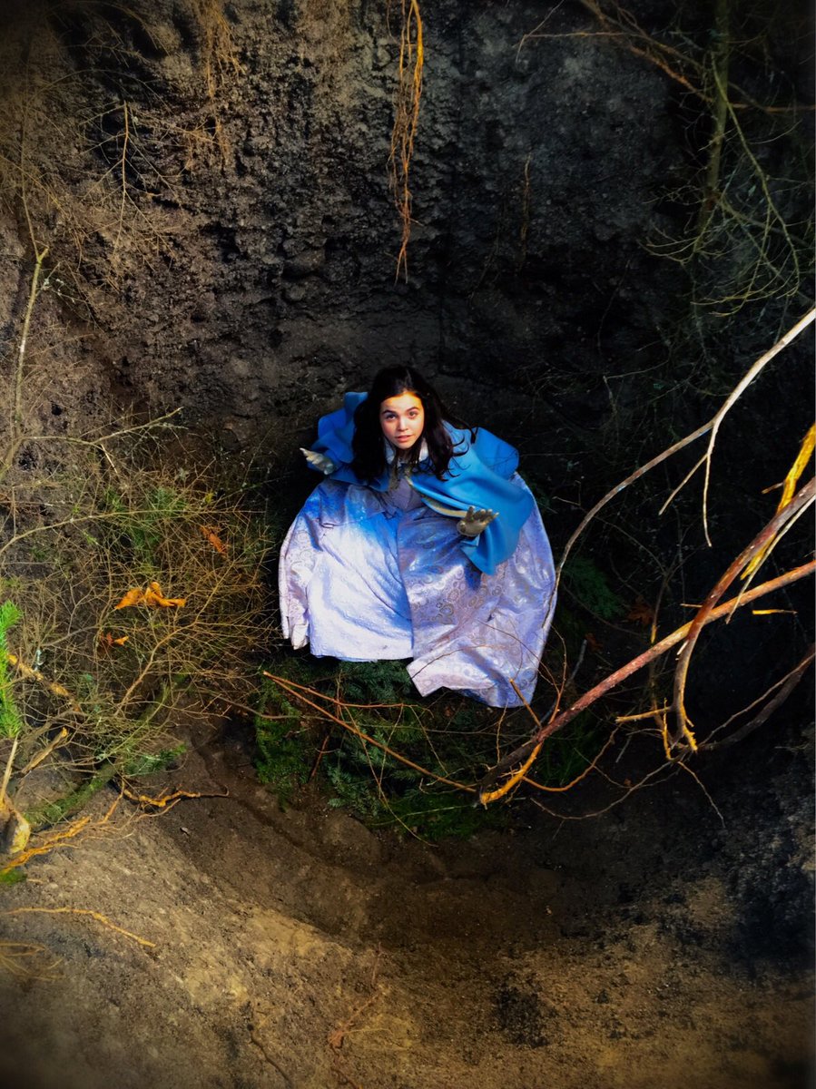 BaileeMadison's tweet photo. #BehindTheScenes 

Young Snow in the hunters trap
Photo by @BillyGierhart 
@OnceABC #onceuponatime https://t.co/8kVZBiYicH