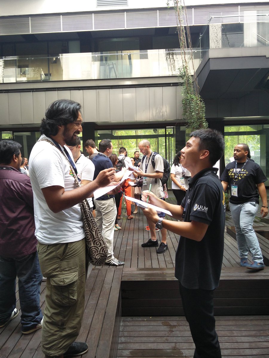 VIPprogramme's tweet photo. Rapid Artist time! Fellows getting warmed up with interactive sessions in the courtyard. #MyVIP2016 https://t.co/GVQBbk0khD