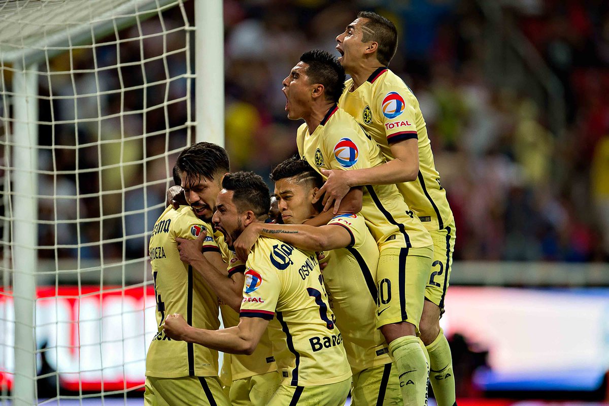 ClubAmerica's tweet photo. Con la victoria ante @Chivas nuestro equipo llega a 18 puntos en el Clausura 2016 #ElClásicoEsAzulcrema https://t.co/EbTWZelYiF