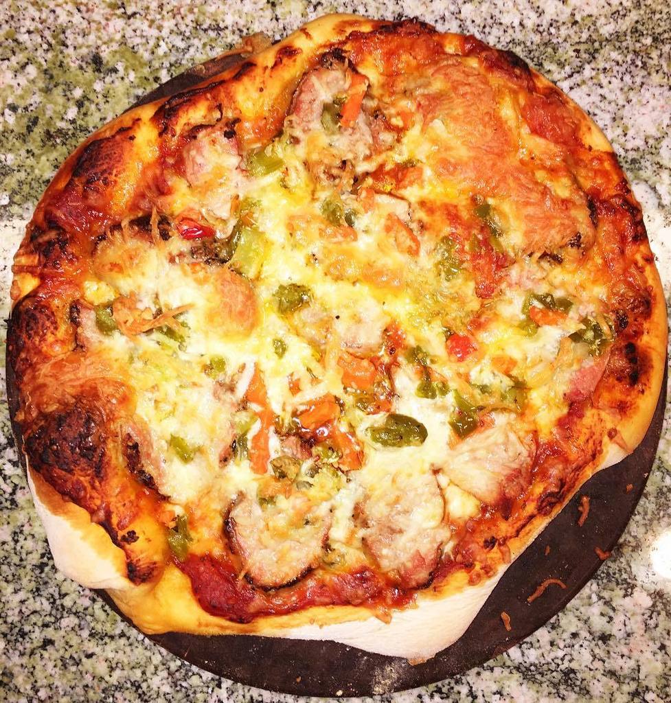 thom_sparks's tweet photo. Thom's Bar and Grill. On Sunday's we make pizza. Pork tenderloin & Giardiniera! #49 #bangb… https://t.co/lW1Q73WyN0 https://t.co/gEYWIyu4TK
