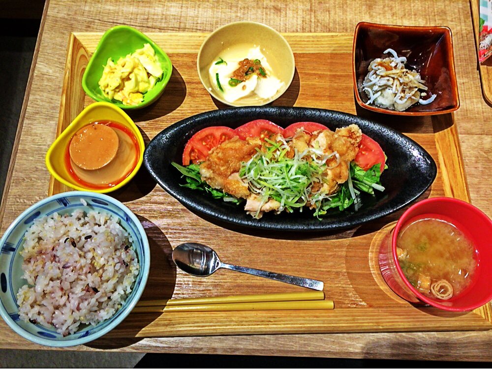piismona's tweet photo. 昨日食べたもの⬇️

三枚目   お昼
一、二枚目    夜      ハーフハーフで食べた

ほんとに美味しかった！！
18000歩歩いたからいい運動になったぜ💜👏 https://t.co/f7RkQjI4SS