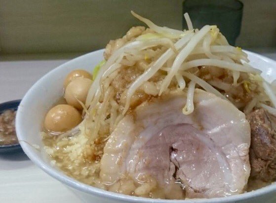 rekishipr_pr's tweet image. 【下新庄本店は美味】豚を食べるとフワフワ〜でお肉の旨味がじゅわわ〜で醤油ダレも染みてて美味しい!味付きアブラのかかった野菜を頬張ると、さらに美味しーい!濃厚スープを持ち上げる麺を食べると、美味さの宝石箱やー!ご来店をお待ちしてます。