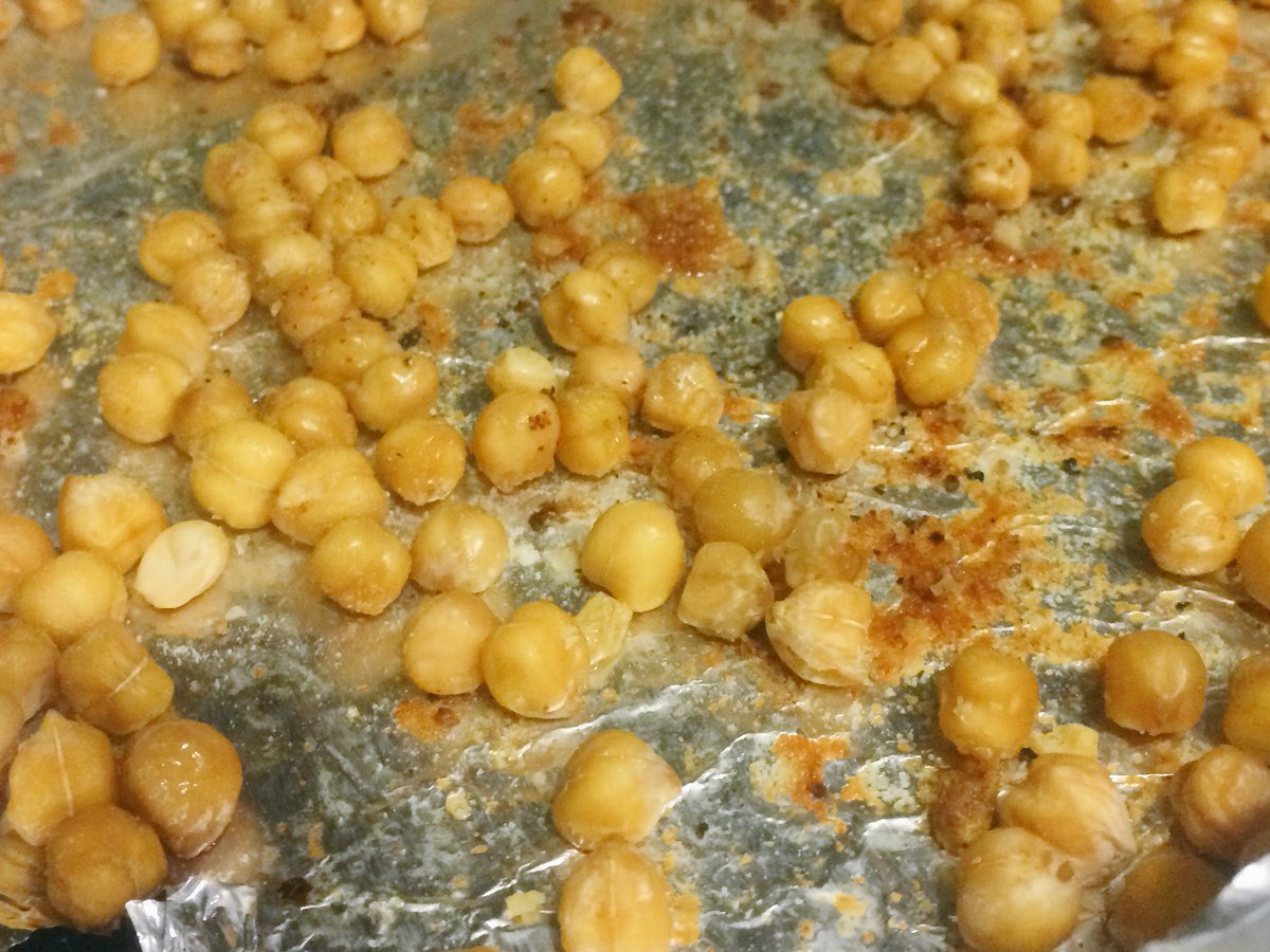 thecanaryfiles's tweet photo. Roasted chickpeas fresh from the oven are my jam, yo. #glutenfree #vegan #nom #thecanarykitchen https://t.co/S2aJ4IqGWn