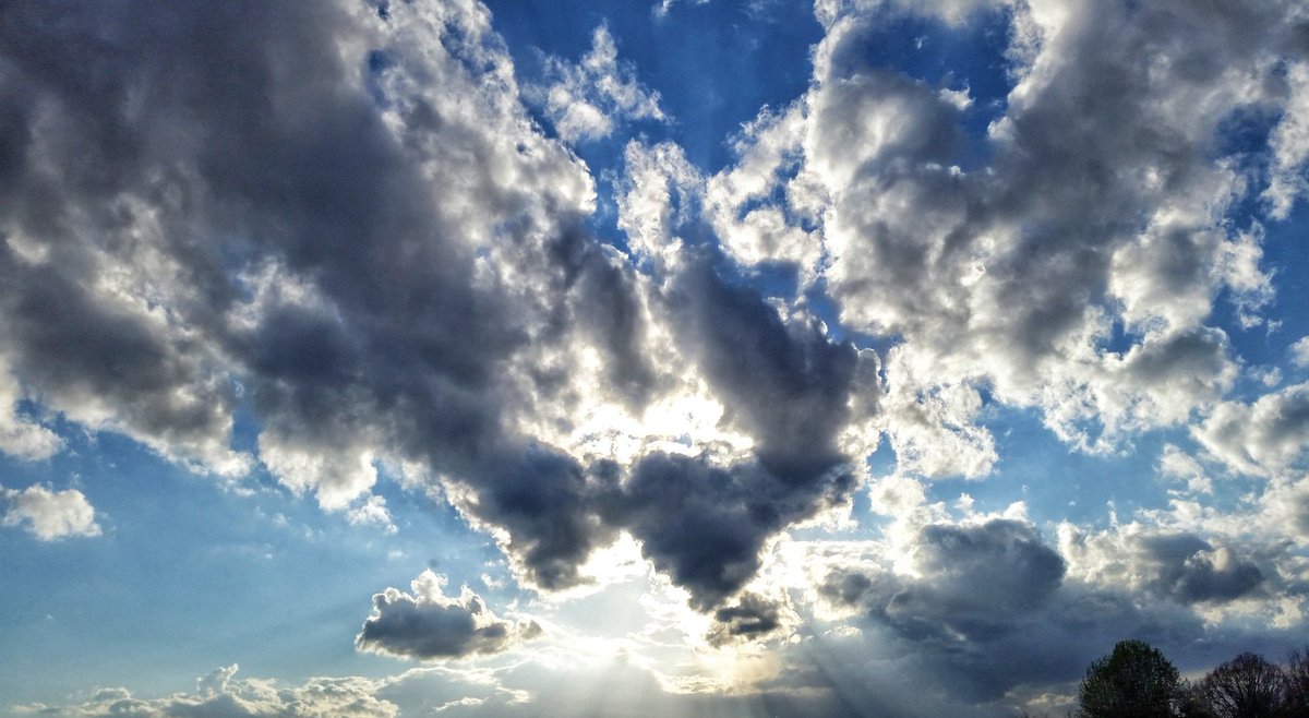 Charlotteology's tweet photo. Happy #SpringForward day! #Charlotteology #CLT #QC #CLTNC #clouds #sundayfunday #sunday #Blogger #Blog #lifestyle https://t.co/77GQcTSb75