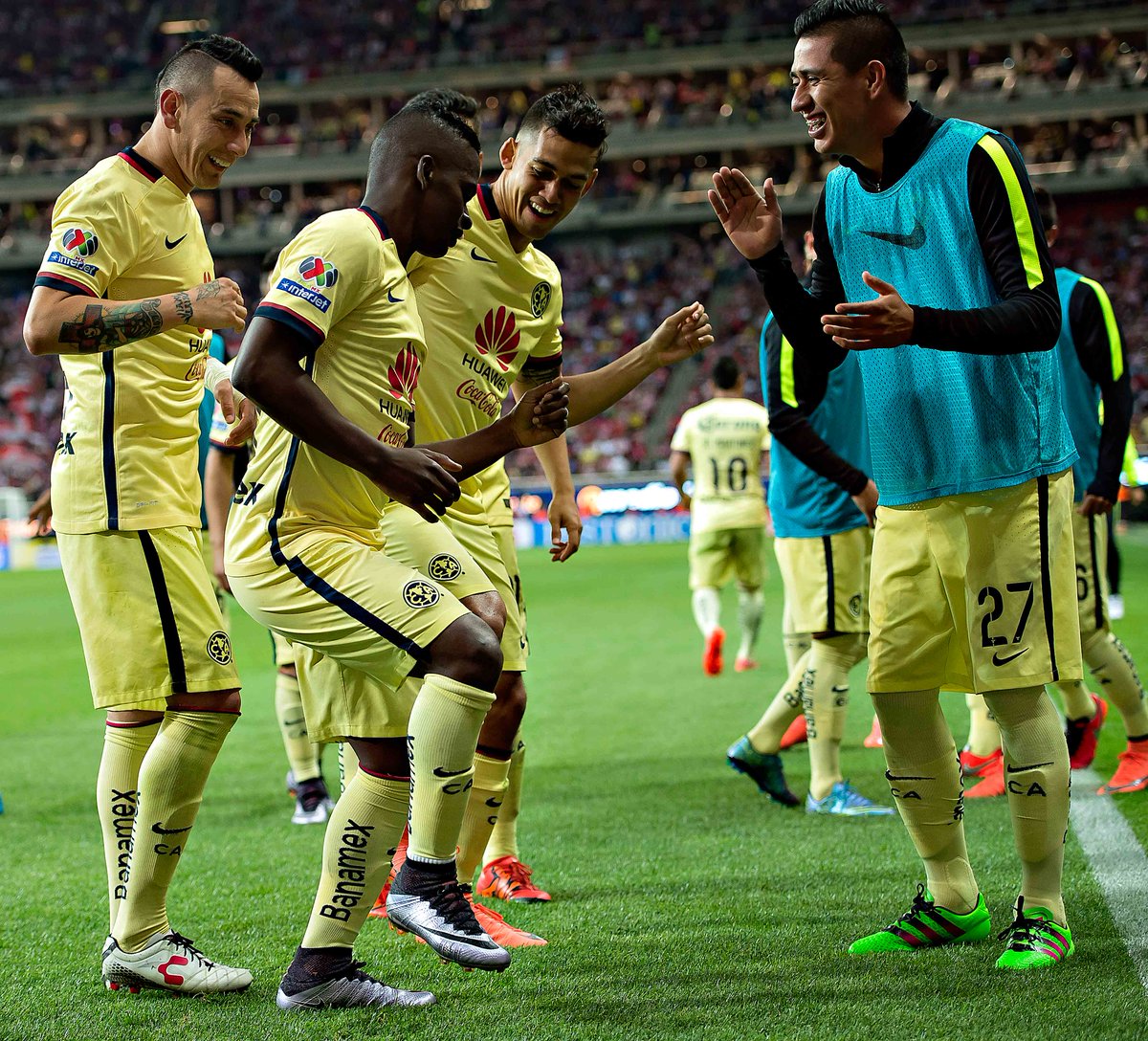 ClubAmerica's tweet photo. ¡El presente nos pertenece! #ElClásicoEsAzulcrema https://t.co/Kz4fvoP2fr