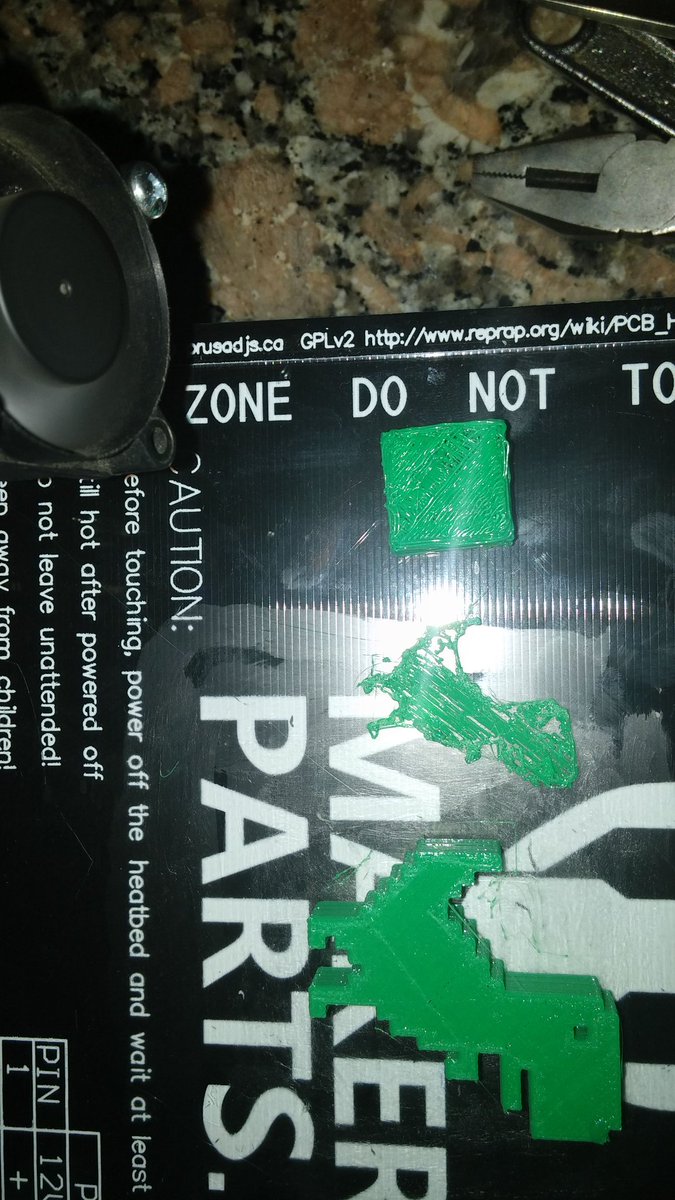 DeX7er's tweet photo. La tercera es la vencida! Sin calibrar aun. Ni yo la creo buen resultado. #cubeevolution #firstprint #prusa #chrome https://t.co/fJrlptgrvF