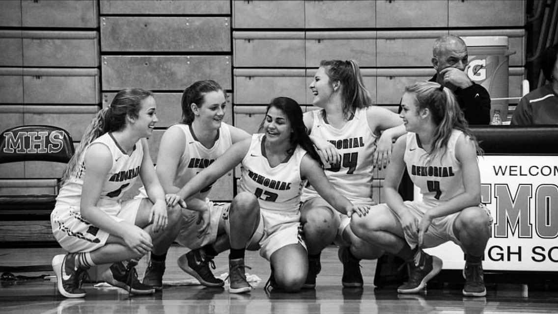 77024Basketball's tweet photo. Easily 2 of my favorite pics. This group left a great foundation and I can't wait to see where our program goes next https://t.co/aCeDrXRlED