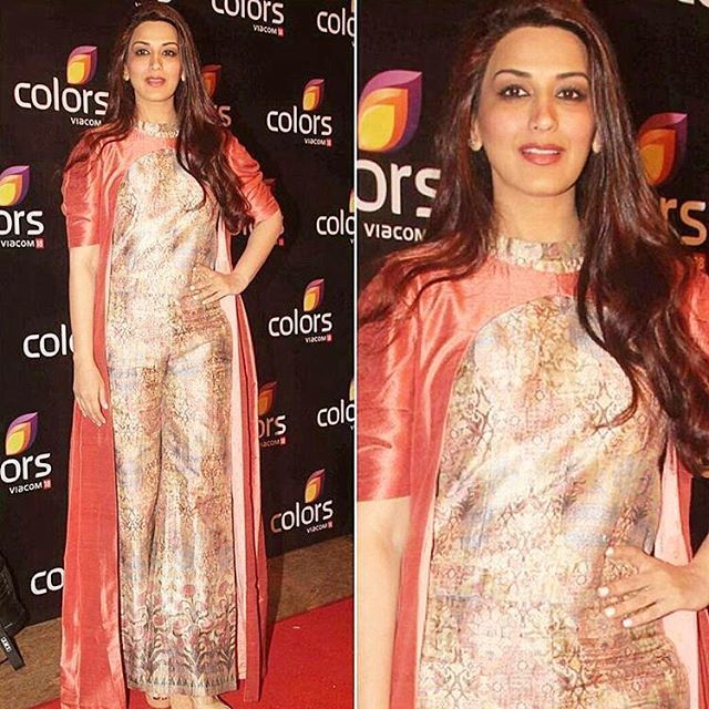 bollystylefile's tweet photo. #sonalibendre in an #anitadongre outfit for #colorsparty. BOLLYWOODSTYLEFILE 💕😘😍
.

Outfit - anitadongre 
Shoes - j… https://t.co/0QI0CdE0LM
