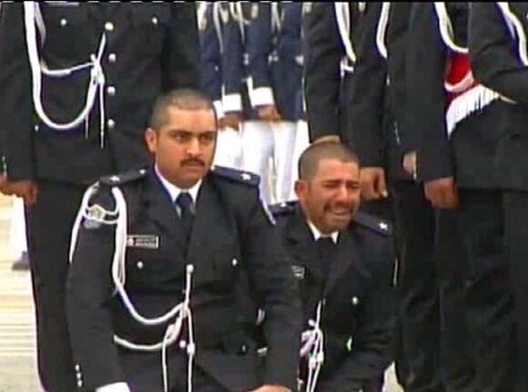 Breakingkw's tweet photo. الملازم محمد وليد السويدان الذي يبكي بالصورة توفى والدة عندما كان بالدورة ويبكي فراقه . https://t.co/Y8NcdlTDGk