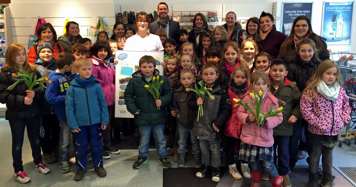 Kitakinder sagen #Danke für 4000€ Spende an städtische #Kitas von @dm_drogerie Markt #Kassel (mic) https://t.co/fI1auoDJhU