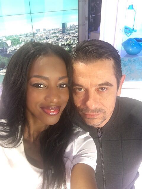 Oh mais je suis comme une dingue ! Regardez qui nous rend visite ce matin ?! 
Son album est formidable !!!