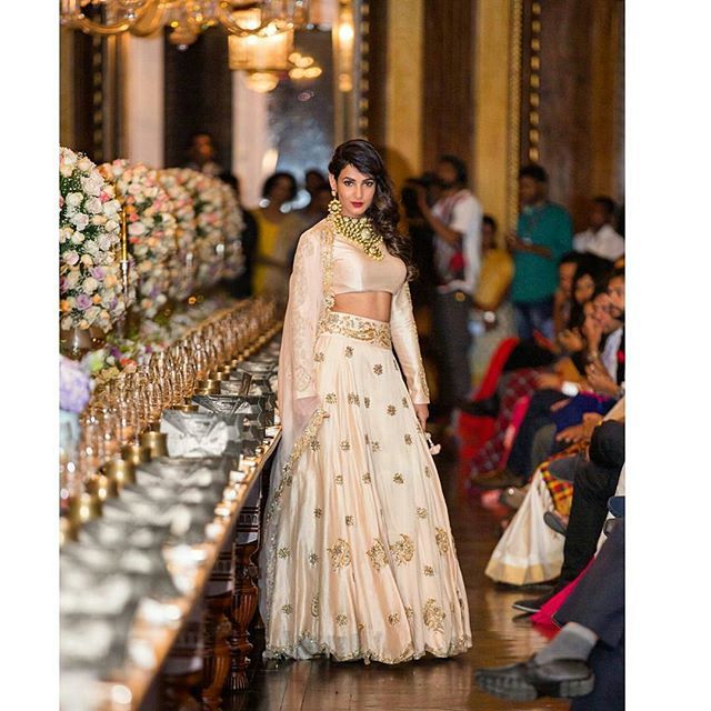 bollystylefile's tweet photo. Beautiful #sonalchauhan in a Nude lehenga by #shilpareddy . BOLLYWOODSTYLEFILE 😍💕😘
.
Outfit 👗~ shilpareddy217
.
#bo… https://t.co/r4wDYhFw6O