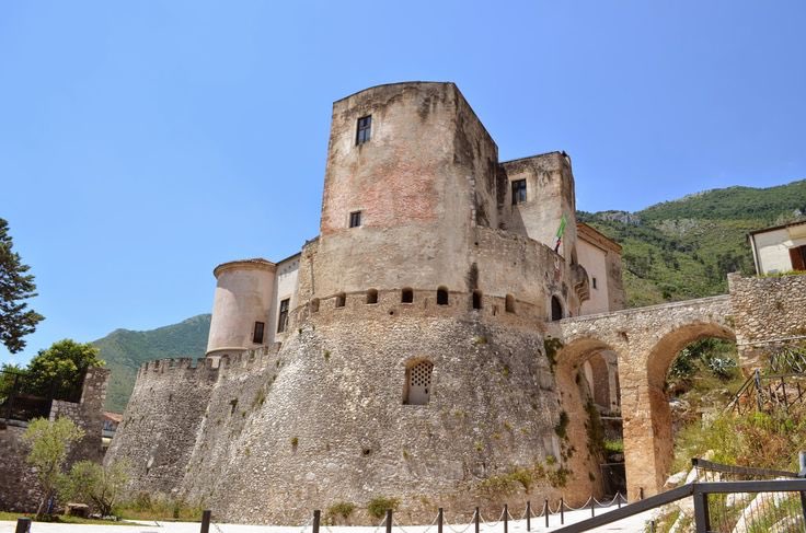 MiC_Italia's tweet photo. #Buongiorno dal Museo Nazionale del Molise in Castello Pandone, Venafro (IS). https://t.co/JBTHHsz5ER #MiBACTsocial https://t.co/gGq6KTYpx9