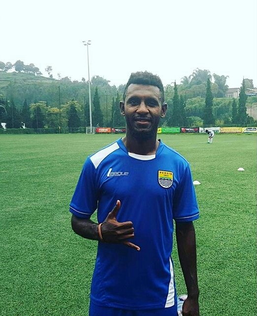 tribunbobotoh's tweet photo. YB : Terima kasih dukungannya bobotoh seluruh tim serta pelatih, suasana yg sangat positif di hari pertama latihan https://t.co/kH0tFdwVK6