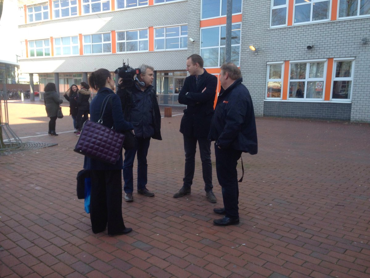 HestervdSluis's tweet photo. Ook pers aanwezig tijdens actie @zorggroepalmere en @rocvanflevoland tijdens #wzw2016 https://t.co/jG0hUklqkn