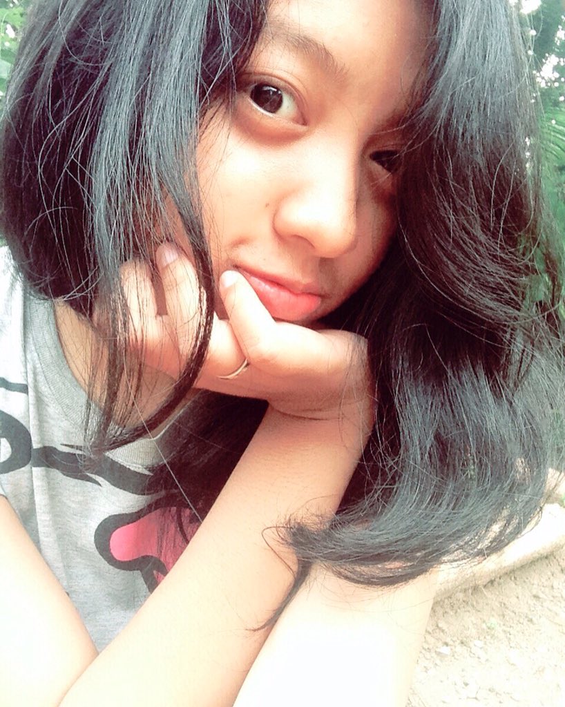 AnggunMyut's tweet photo. Terkadang perasaan itu berubah ubah.. Tetapi gakpapa lah disenyumin aja😊 https://t.co/9IGqGgm5mu