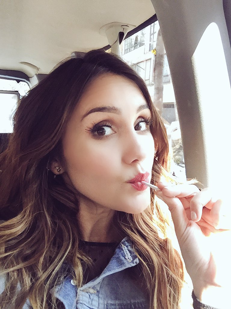 DulceMaria's tweet photo. Hay que agradecer y disfrutar los pequeños detalles q te endulzan la vida😊Dios siempre tiene forma de sorprendernos🌙 https://t.co/IWNM84gdC5