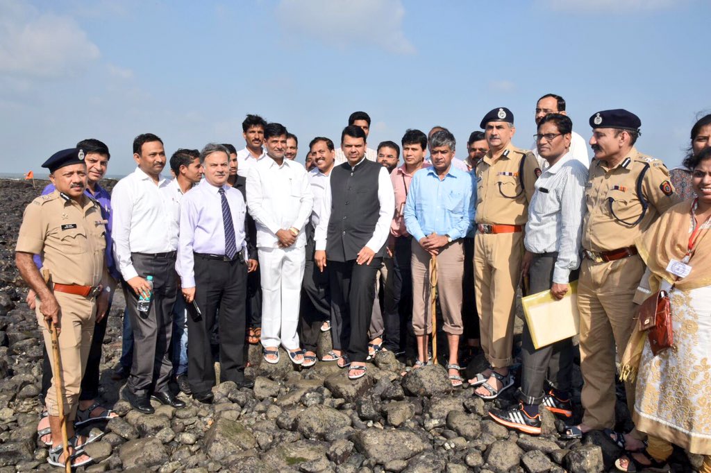 CMOMaharashtra's tweet photo. CM @Dev_Fadnavis took a detailed review of stagewise planning of this mega project. https://t.co/d42ZQjB6Dc