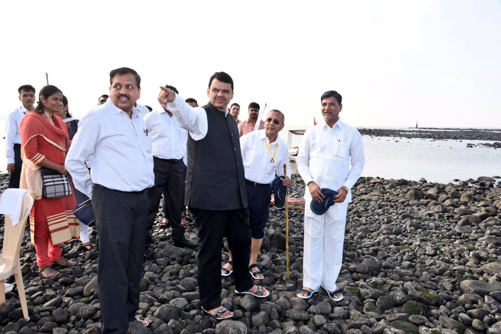 CMOMaharashtra's tweet photo. CM @Dev_Fadnavis took a detailed review of stagewise planning of this mega project. https://t.co/d42ZQjB6Dc