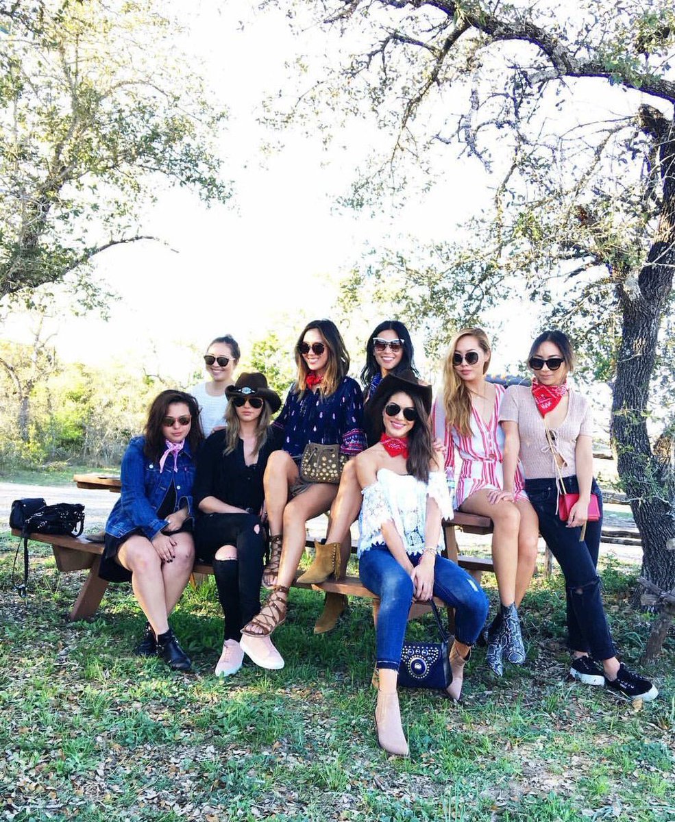 EleanorDiamonds's tweet image. Eleanor today with friends 💋👏🏻