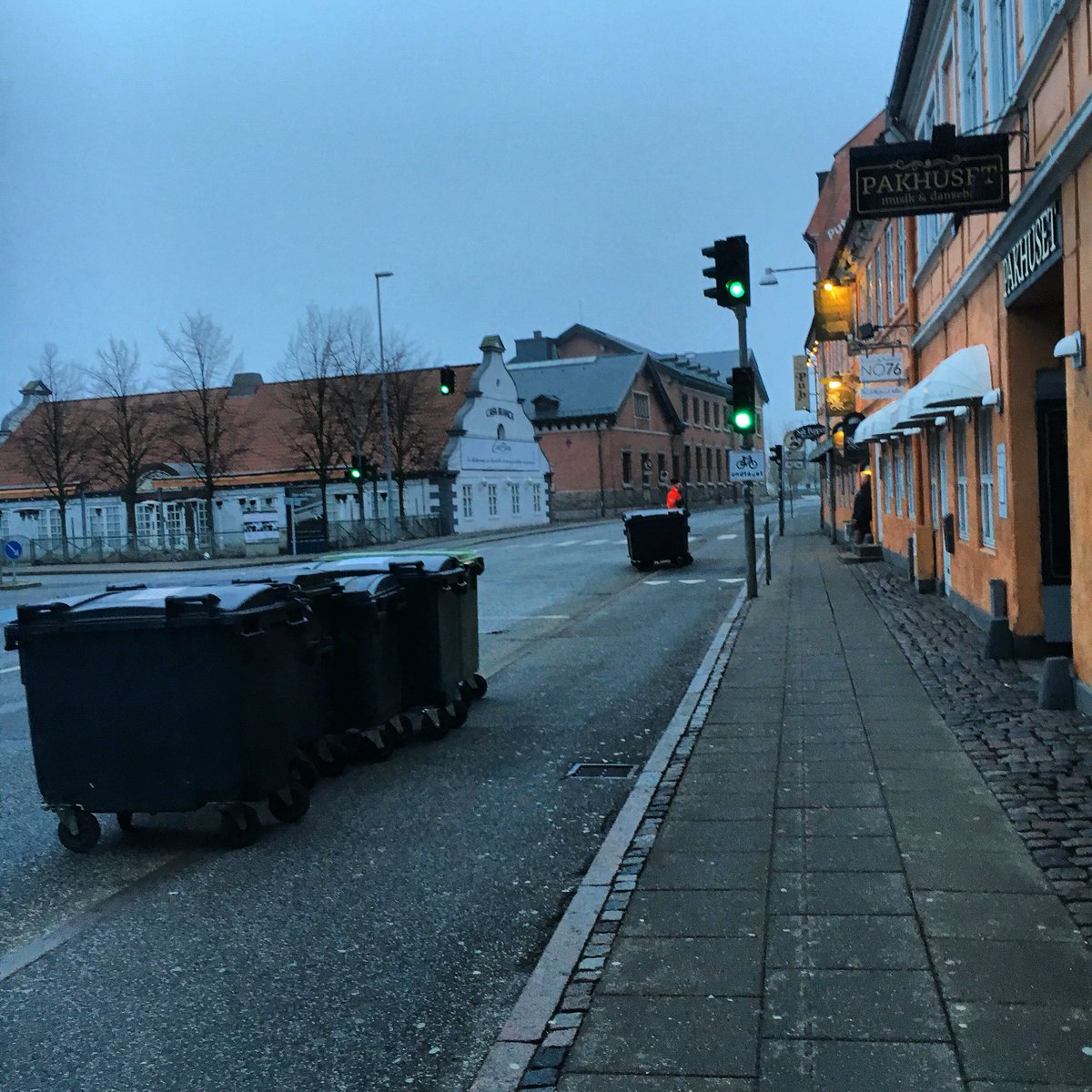 Aalb_Stadsarkiv's tweet photo. Godmorgen i dag er Stadsarkivet på vej t #historielab i #jelling t temadag om arkiverne og den åbne skole spændende https://t.co/c3weVYc50A