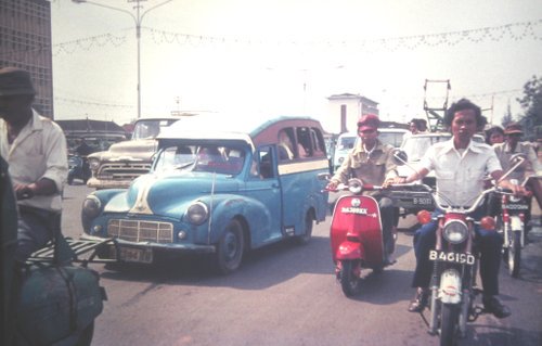 DKIJakarta's tweet photo. Inilah transportasi umum di Jakarta zaman dulu. Pertama, #oplet, ada pada 1930-1980 berasal dari mobil merk Morris https://t.co/iBBEXkJ2yM