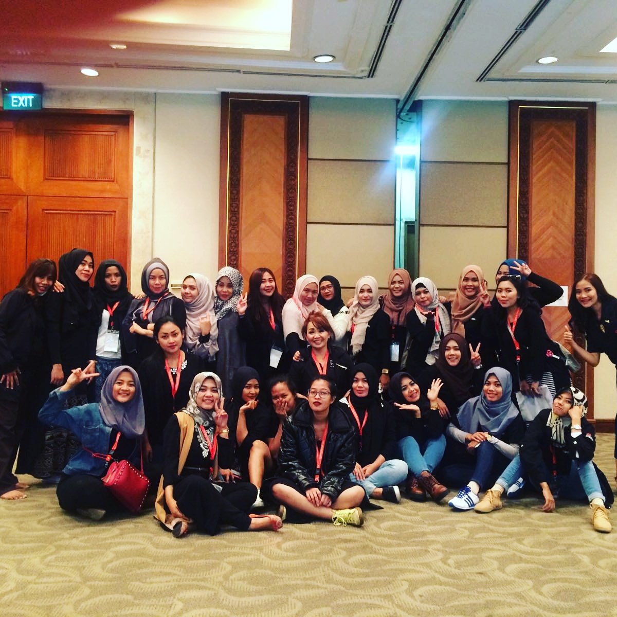 We are team MUA WARDAH stage 2 #indonesiafashionweek2016 #WardahColordination #jcc senayan