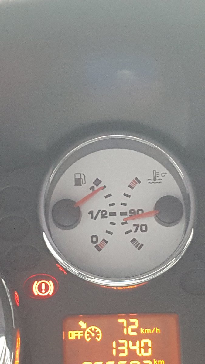 cyril_cnu's tweet photo. #ManuDansLe69 @FanPageManu69 je viens de défaire ta théorie de la jauge d'essence mdr https://t.co/DWsuqOYFtG