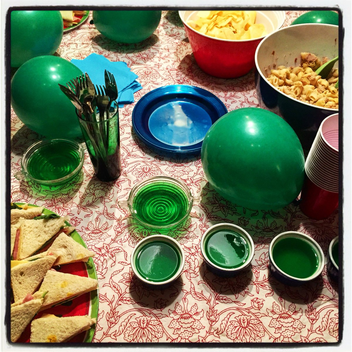 ALE_BALLINA's tweet photo. Fiesta de fin de temporada de @SentadoEnSalaMT #Gelatina #Papas #SanwichDeTriangulitoSinOrillas #EnsaladaDeCoditos https://t.co/CCy53pt6E6