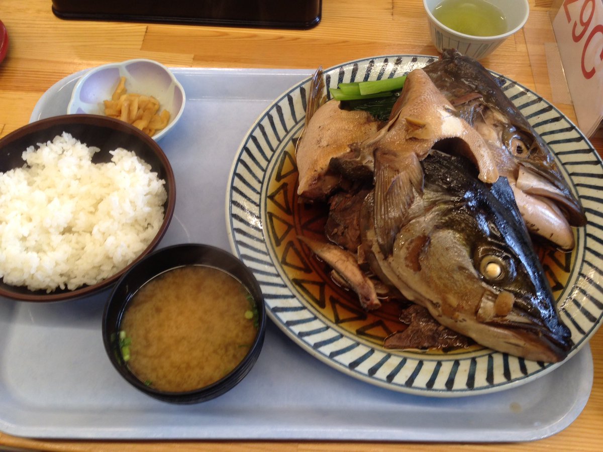 Nisui 昼飯はサワラとカンパチ のあら煮とヒラメの唐揚げ W ヒラメの唐揚げが豪快すぎるwwwというか量多かったwあら煮のコラーゲン美味しかった T Co Anojfvmv39