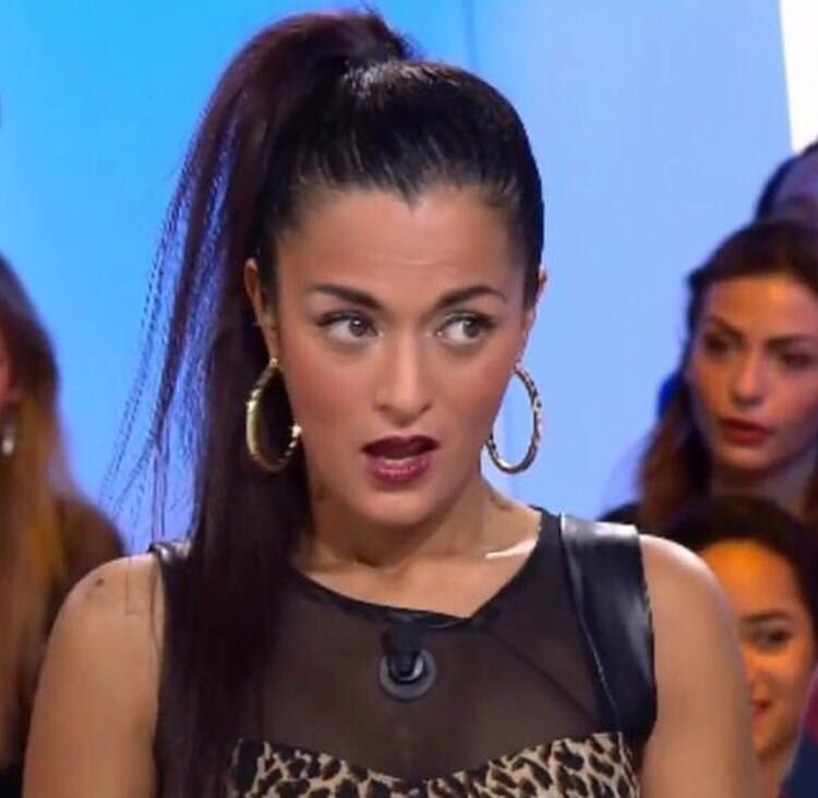 GossipRoomOff's tweet image. 1 #RT = 1 bon anniversaire à Anissa alias Maeva qui fête aujourd'hui ses 39 ans ! 🎉🎂🎈🎊