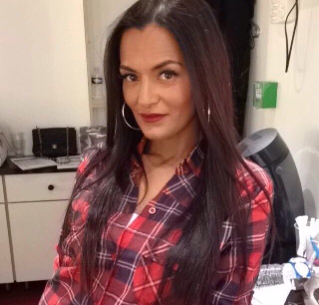 GossipRoomOff's tweet image. 1 #RT = 1 bon anniversaire à Anissa alias Maeva qui fête aujourd'hui ses 39 ans ! 🎉🎂🎈🎊