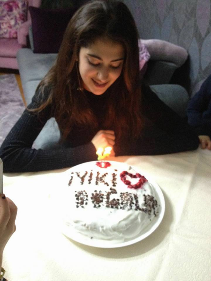 16'sın da bir çocuk  #DestinaPeriParlak
Babasını doğmadan kaybetmiş,annesinin yaşam kaynağı olmuştu.
Ah Destina!