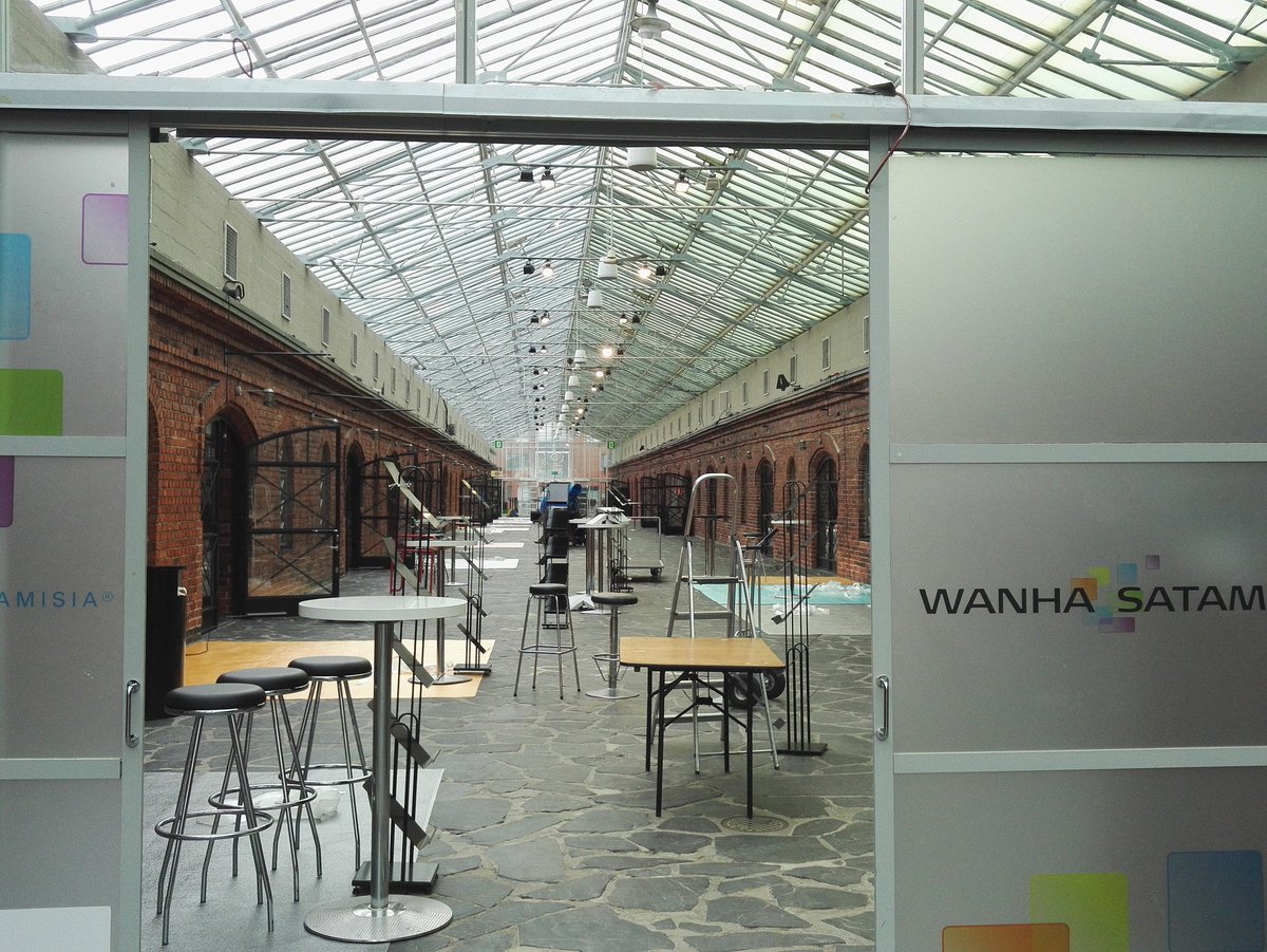 Workgoeshappy's tweet photo. Tästä se lähtee #wgh16 valmistelut käynnissä ja uunituoreet käsiohjelmat odottavat huomisen kävijöitä! https://t.co/4dLMUOG5F6