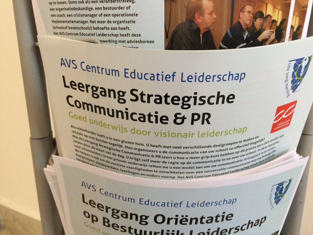 SocialMediaWijs's tweet photo. Vandaag te gast bij @schoolleider voor training 'Online Profilering' voor 16 directeuren PO #mediawijsheid #smiho https://t.co/Um8ch45XzD