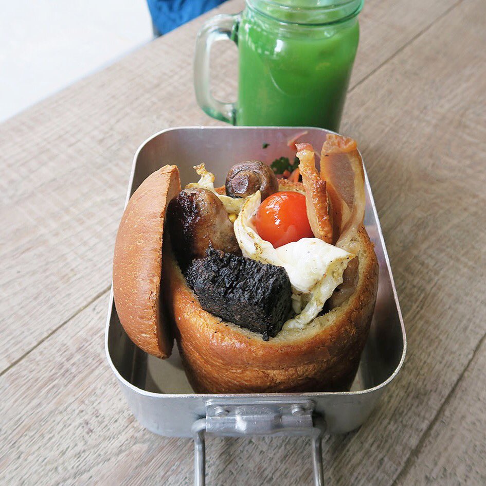 Breakfast anybody? Coolest, innovative and award winning <a href="/thebunnychow/">bunnychow</a> #fullenglishbreakbast #bunnychow #zomato