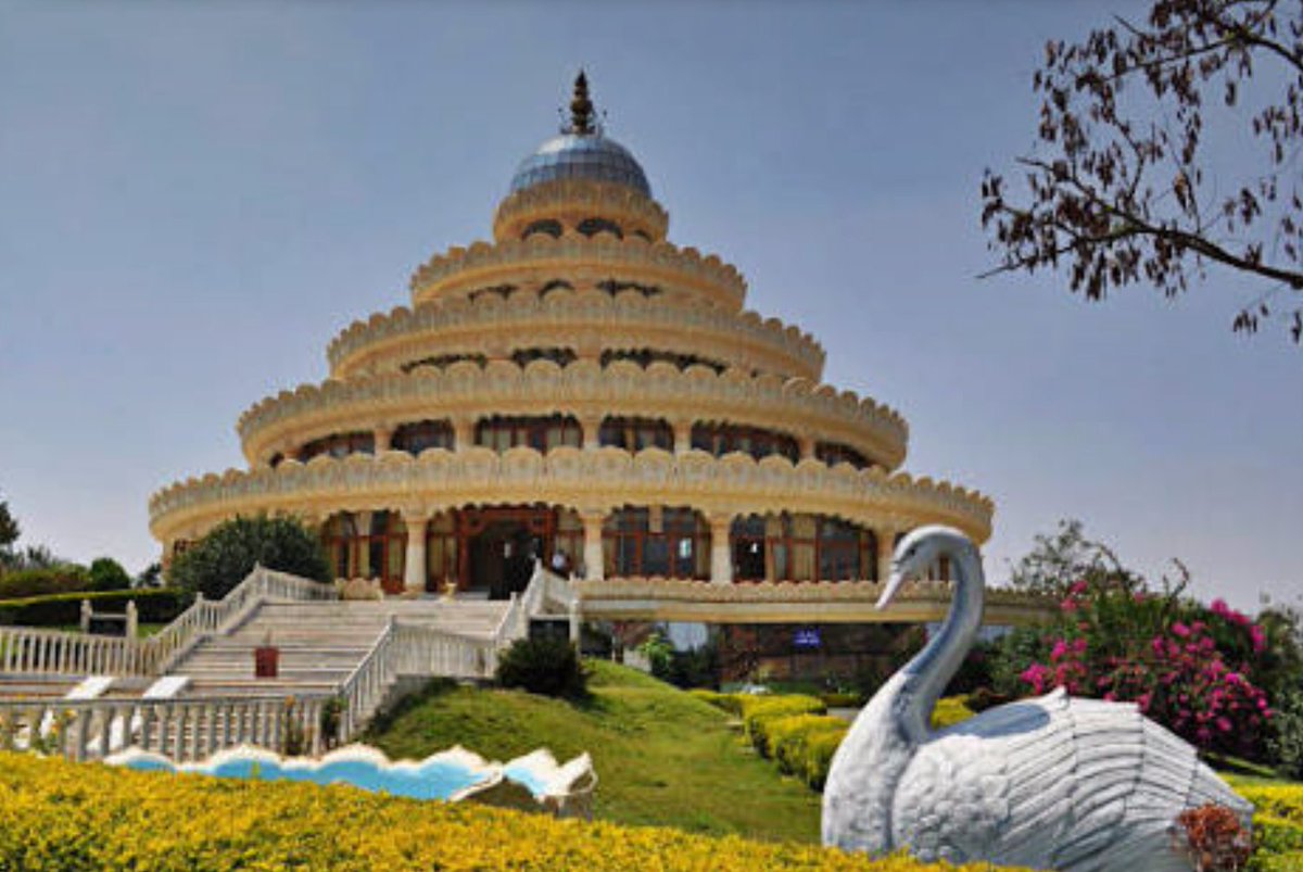 TarekFatah's tweet photo. In Bangalore at the @ArtofLiving ashram where they'll try to detoxify me :-) https://t.co/Fqd0JbomAy