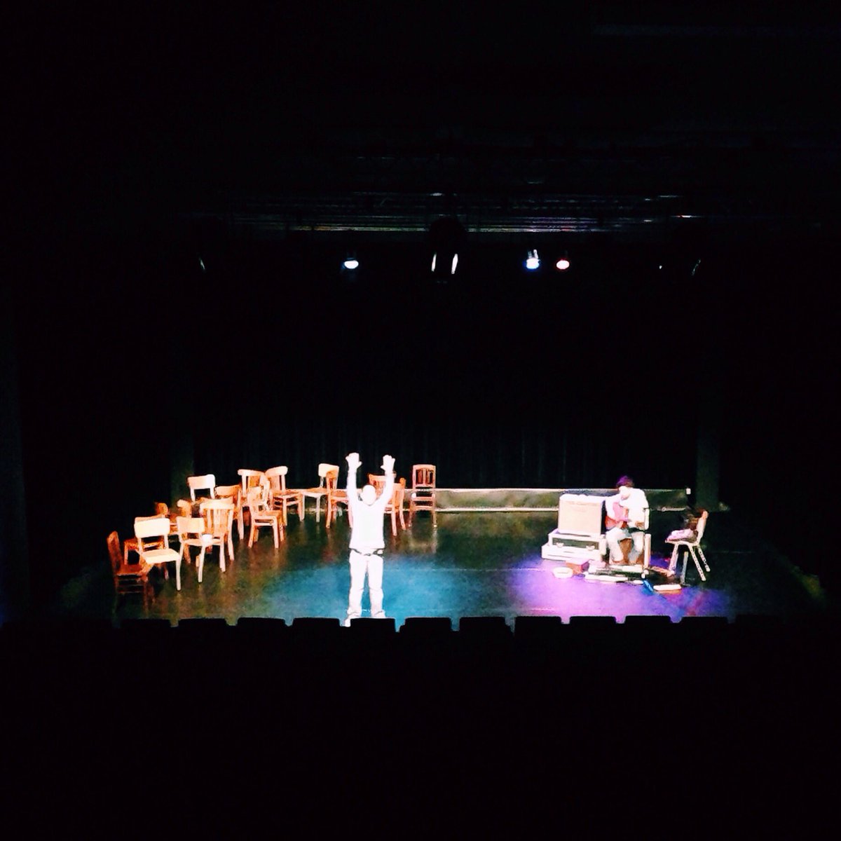 sofiejoan's tweet photo. #LAURA\ODA in #gcdewildeman  #Herent // #wijzijnerklaar voor // #kindervoorstelling en #stoelen #stapelen https://t.co/VmFyreBmOp