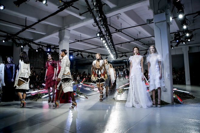 maisonchateaux's tweet photo. The best of Fashion Weeks FW16 https://t.co/I8B0mUJsGs https://t.co/YjxRwA5nJ4