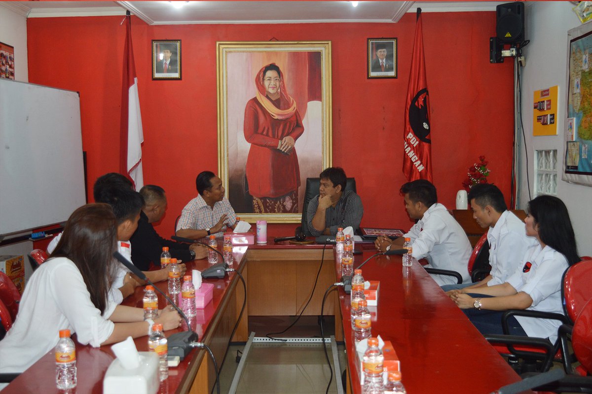DPC_tmpsubang's tweet photo. Mendengarkan arahan dari Sekretaris DPD @PDI_Perjuangan Abdy Yuhana, didampingi oleh Ketua DPD TMP Jabar @nicoshn https://t.co/VtLHYVkiPp
