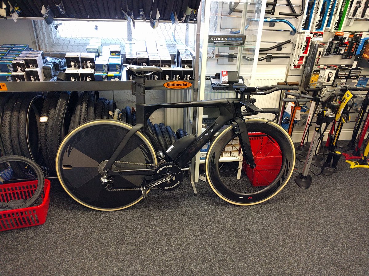PedalNationUK's tweet photo. #giant #trinity time trial bike up at #cyclesense #tadcaster. Looks a bit rapid https://t.co/MpF01qbajv