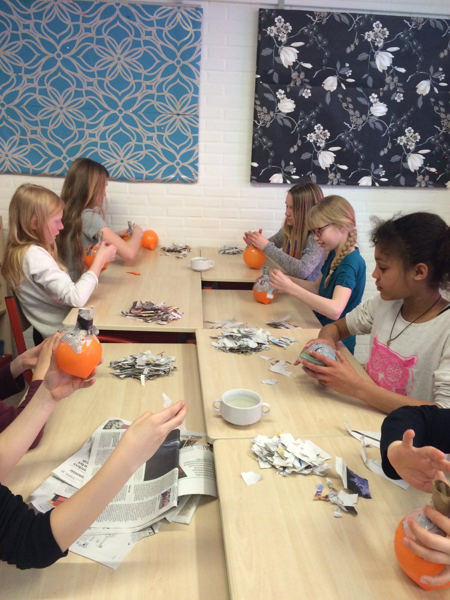 cocongroep7's tweet photo. We maken poppenkastpoppen voor ons nieuwe thema! https://t.co/P97YxQXeJC