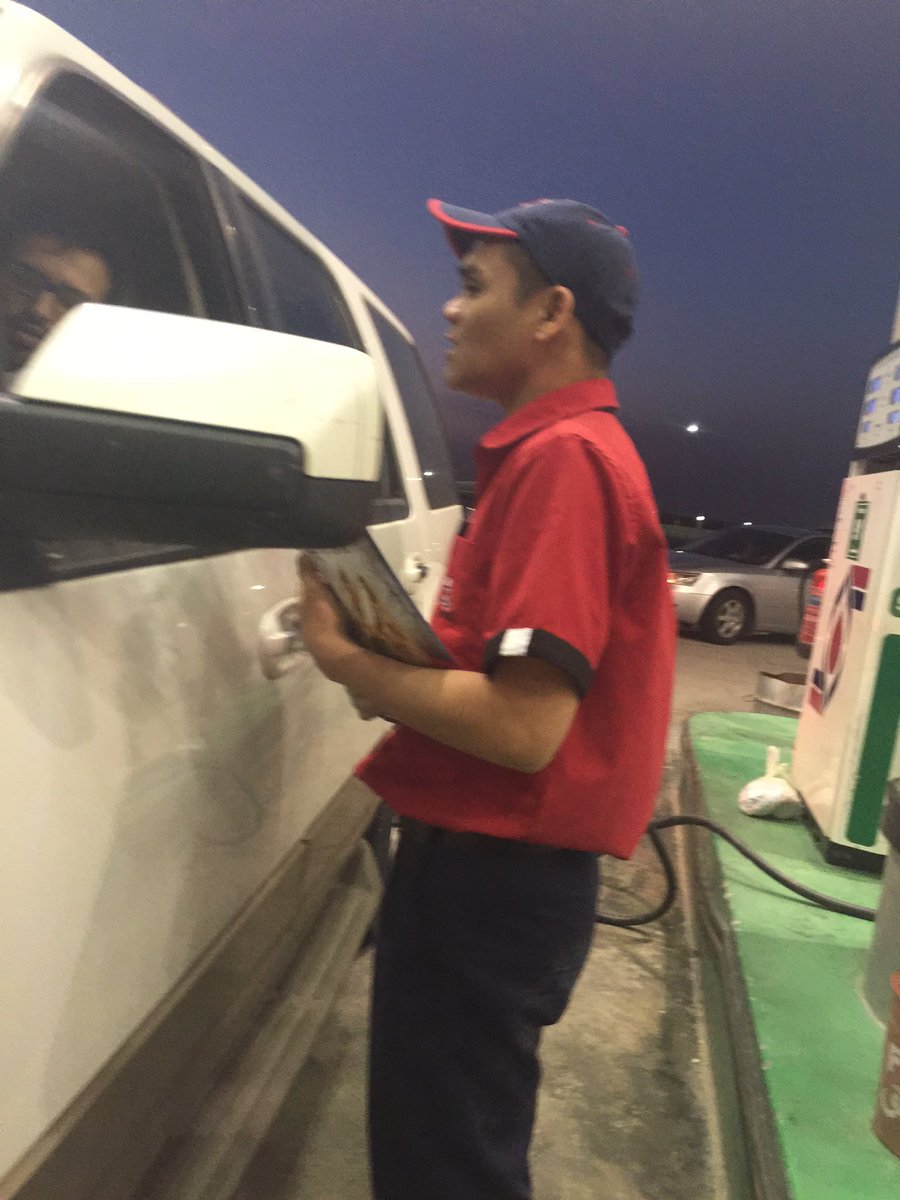 buffy_passion's tweet photo. This is the great sense to make marketing I really admire for his warm hospitality and great customer service.#KFC https://t.co/rtdIzDXv6R