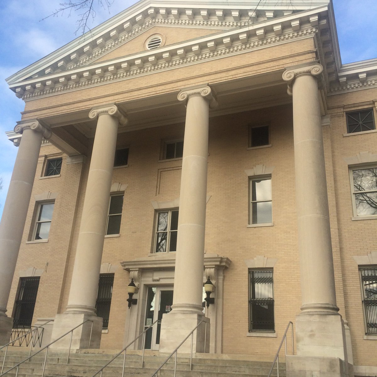 wnct9's tweet image. WNCT's Ali Weatherton is at the court house for the #AntwanAnthony Trial. Follow her for updates @AliWNCT