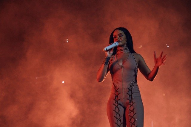 rihanna's tweet image. Tampa I've missed you so much!  Thank you!! #SoldOwt