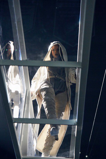 rihanna's tweet image. Tampa I've missed you so much!  Thank you!! #SoldOwt