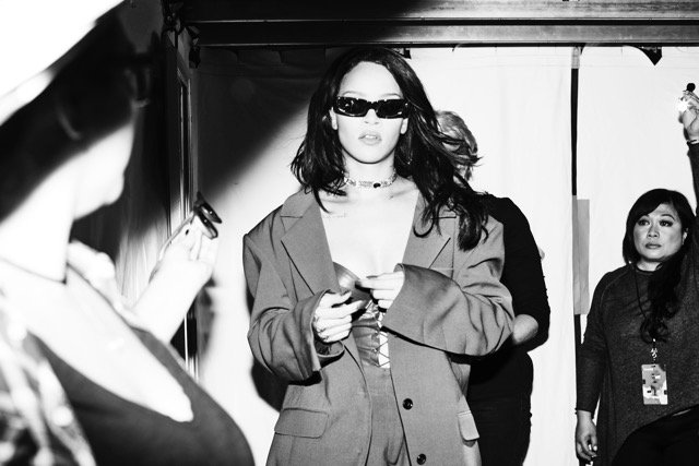 rihanna's tweet image. Tampa I've missed you so much!  Thank you!! #SoldOwt